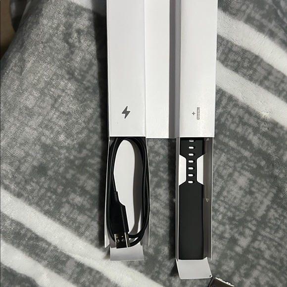 Fitbit Charge 6 with additional bands - Picture 4 of 12